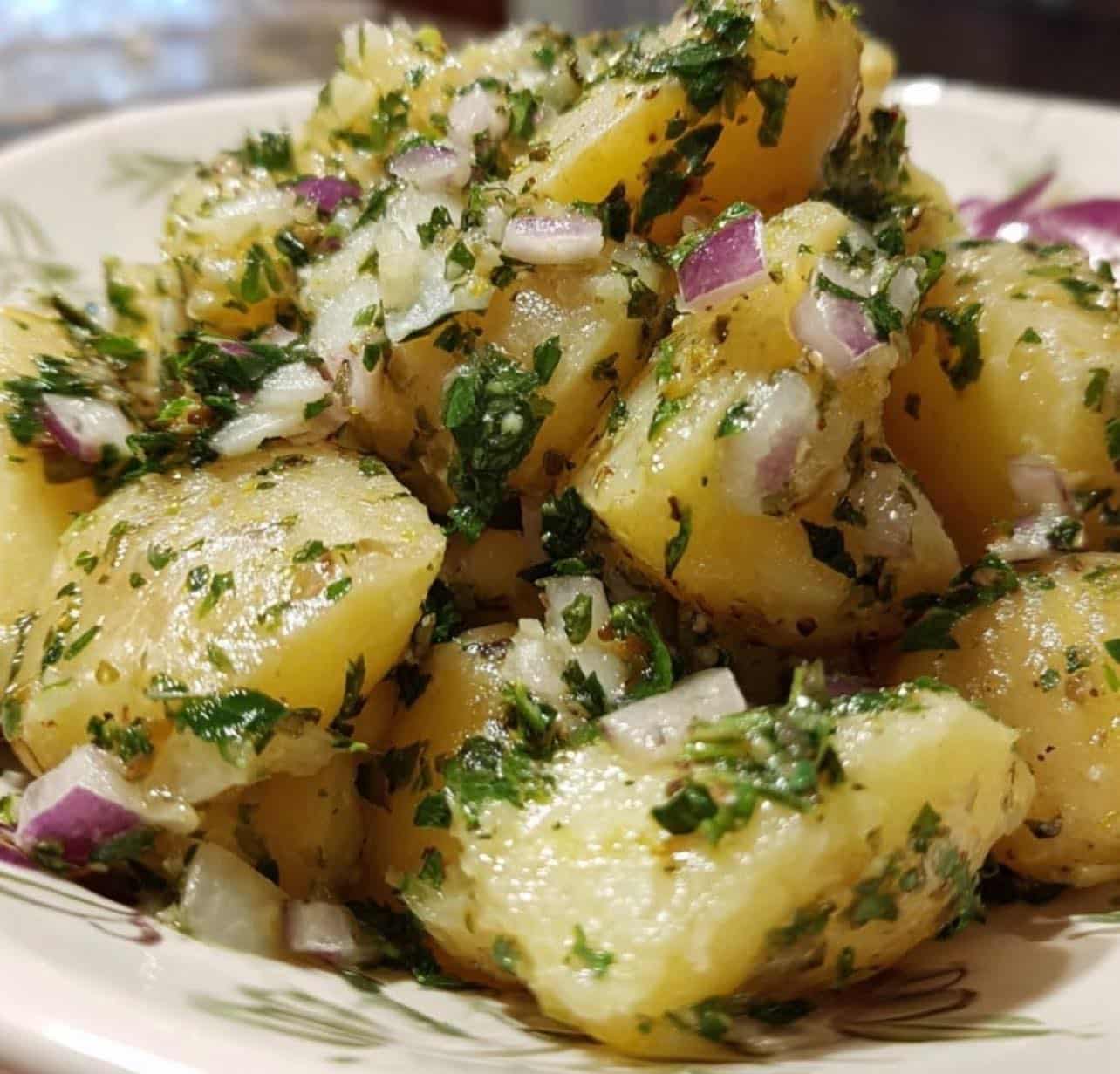 Patatosalata – Salata grecească de cartofi: aromă mediteraneană, simplitate rustică și prospețime în farfurie